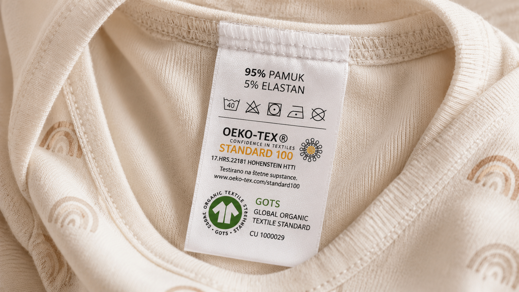"Detalj etikete na dječijoj odjeći sa oznakom sastava tkanine i certifikatima Oeko-Tex i GOTS"