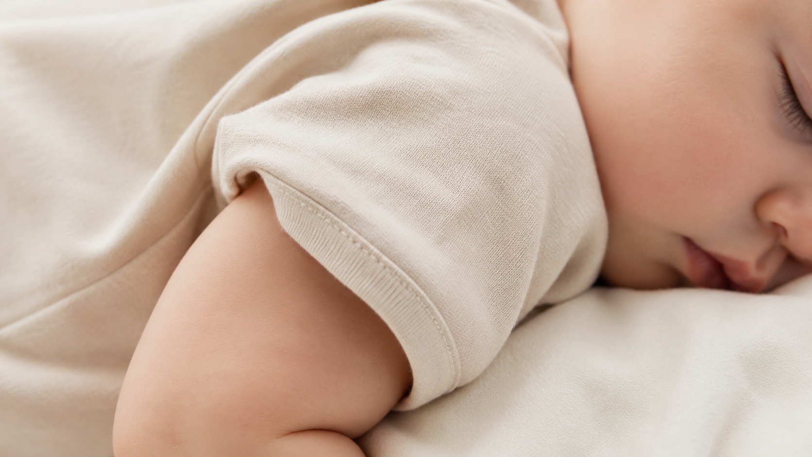 "Detalj mekane odjeće od organskog pamuka uz osjetljivu kožu bebe"